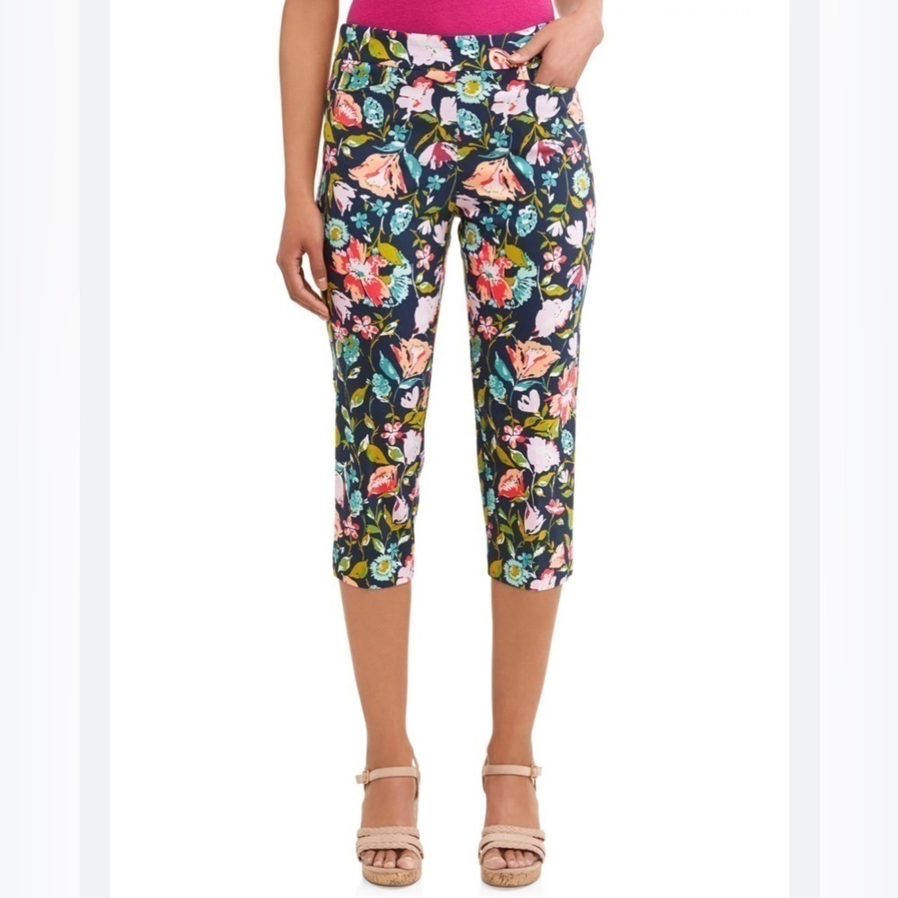Time and Tru Navy Floral Capri Pants